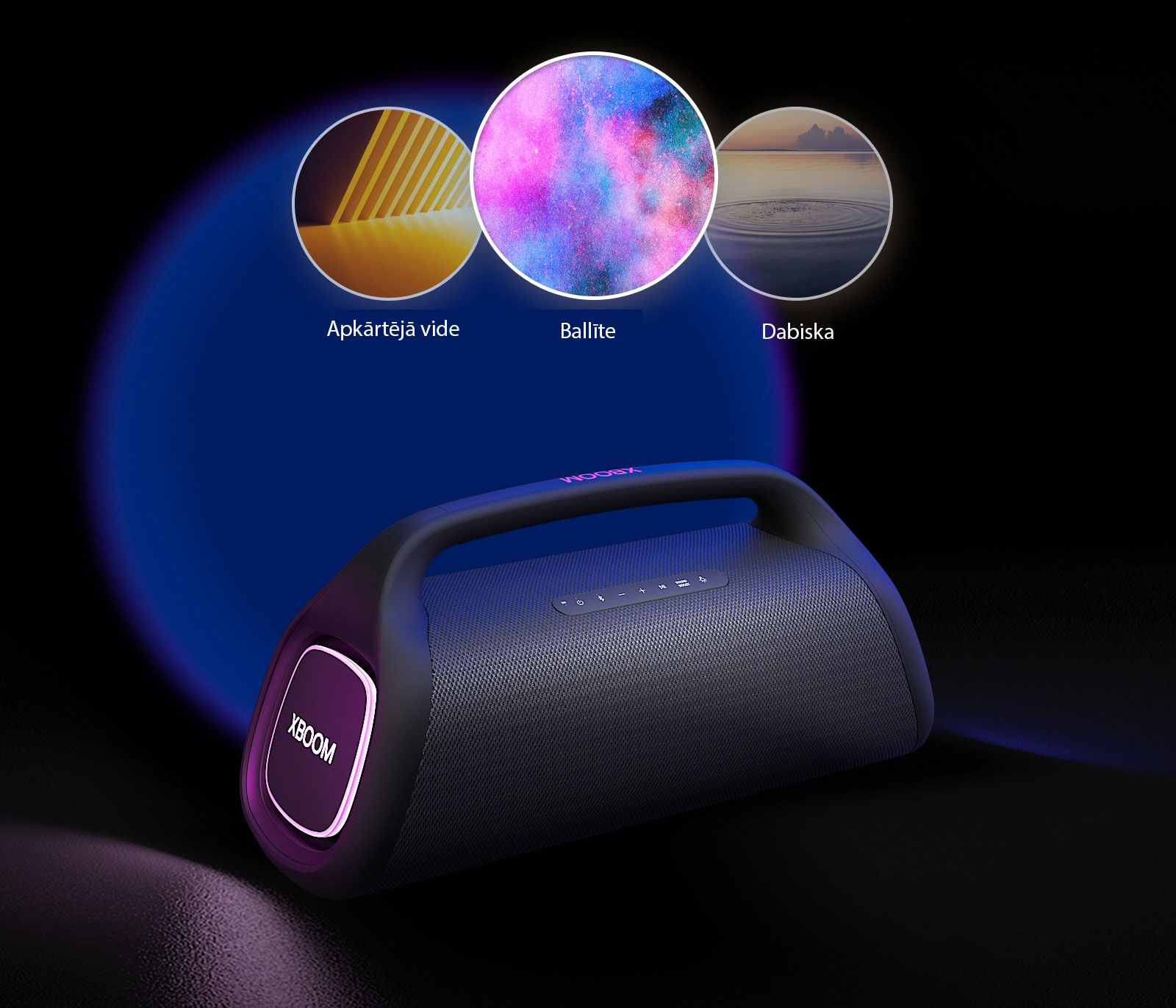 LG XBOOM Go XG8T ar violetu apgaismojumu ir novietots uz grīdas. Virs skaļruņa tiek parādīti trīs Light Studio režīmi; apkārtējā vide, dabiska un ballīte.