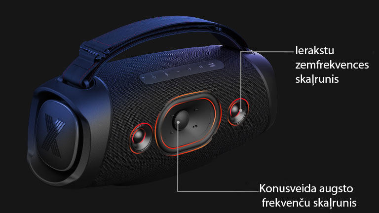 Diagonālais skats LG XBOOM Go XG8T, kas parāda tā ierakstu tipa zemfrekvences skaļruni un kupola augstfrekvences skaļruni.