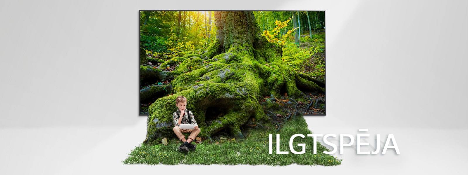 No televizora ekrāna iznāk milzīga koka sakne un nosedz grīdu ar zāli. Bērns sēž zālē.