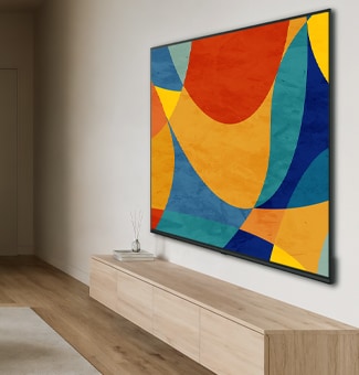 LG NANO 4K UHD AI NU80 ar Slim Design uzstādīts pie sienas gaišā, atvērtā dzīvojamā telpā, piedāvājot elegantu profilu, kas harmoniski iekļaujas interjerā, vienlaikus attēlojot spilgtu, krāsainu abstraktu mākslas darbu.