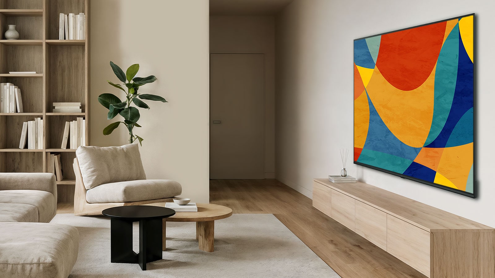 LG NANO 4K UHD AI NU80 ar Slim Design uzstādīts pie sienas gaišā, atvērtā dzīvojamā telpā, piedāvājot elegantu profilu, kas harmoniski iekļaujas interjerā, vienlaikus attēlojot spilgtu, krāsainu abstraktu mākslas darbu.