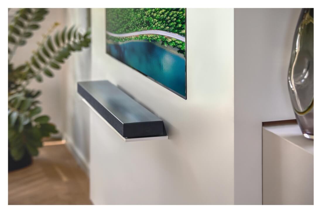 LG 65 collu OLED 4K televizors ar Dolby Vision IQ un Dolby Atmos skaņu, Sienas televizora tuvplāna skats, kurā redzams dabas skats no gaisa, OLED65WX9LA, thumbnail 11