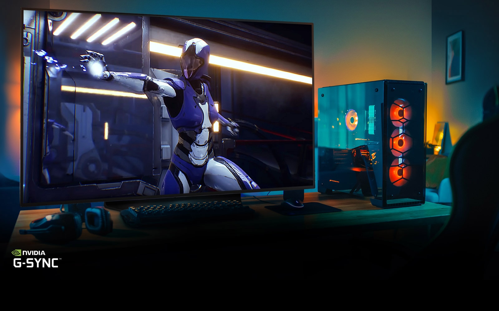 Televizorā redzama spēles aina un dators uz galda