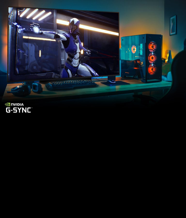 Televizorā redzama spēles aina un dators uz galda