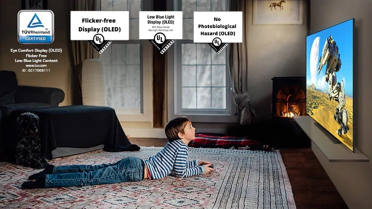 Bērns guļ uz grīdas ar vadības pulti rokās un spēli televizora ekrānā