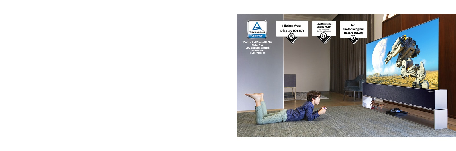 Bērns guļ uz grīdas ar vadības pulti rokās un spēli televizora ekrānā