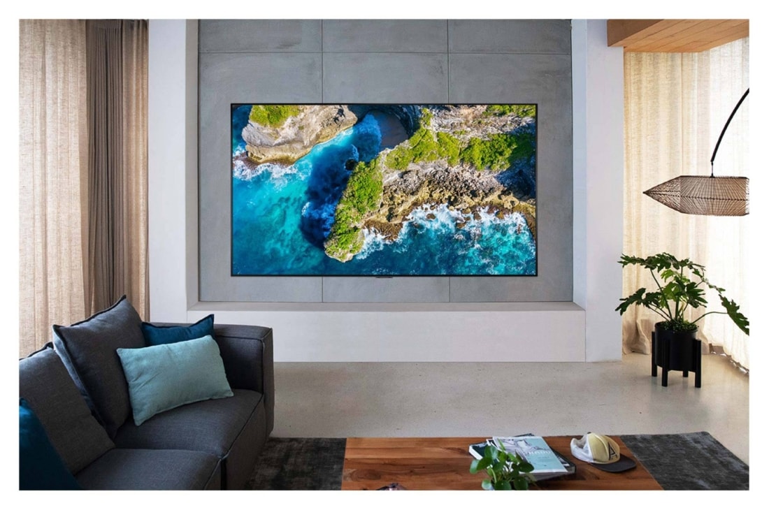 LG 77 collu OLED 8K televizors, Televizors rāda dabas skatu no gaisa luksusa mājas vidē, OLED77ZX9LA, thumbnail 11