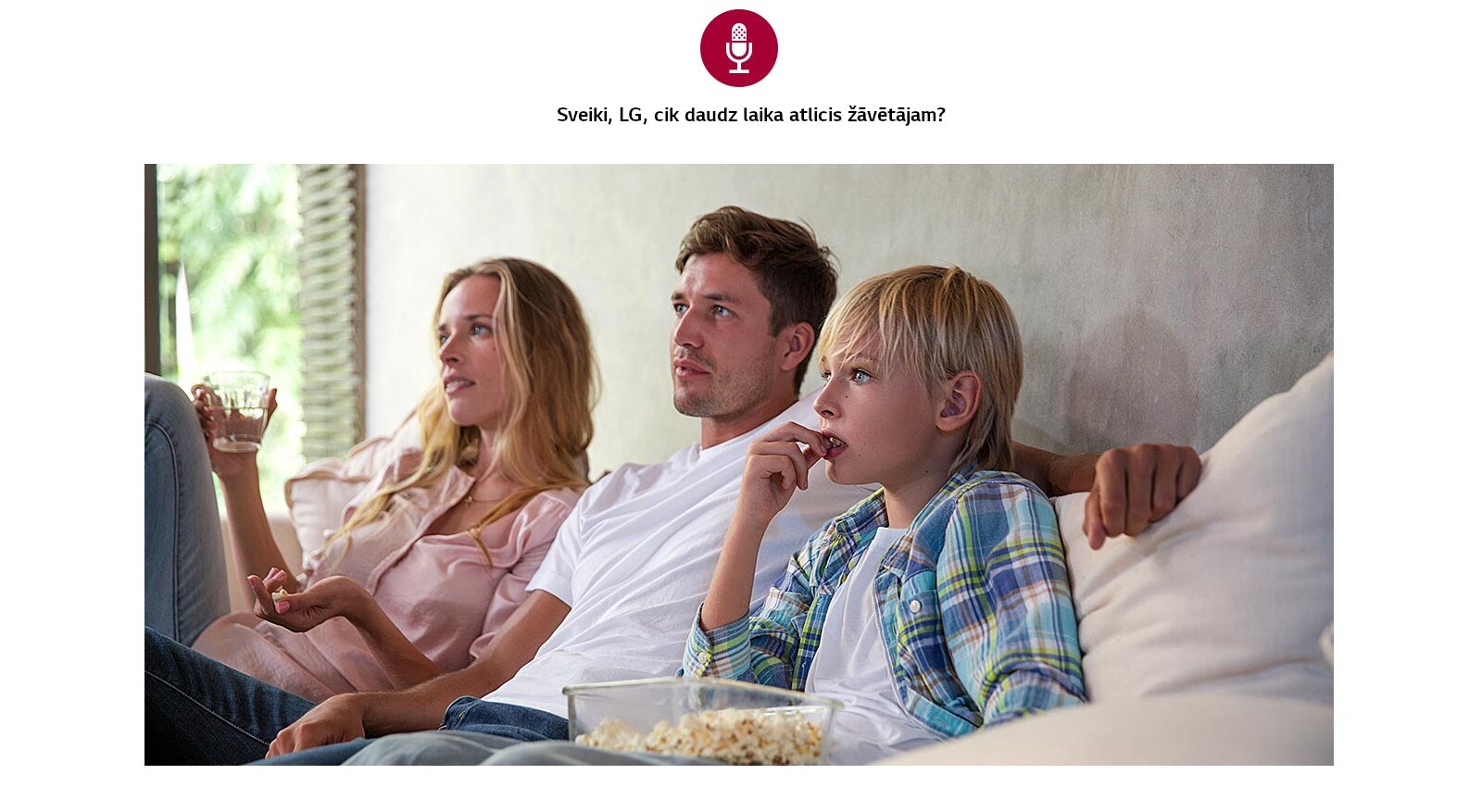 Ģimene uz dīvāna skatās televizoru.  Attēlā redzama balss ikona un balss komanda “Sveiks, LG, cik ilgi vēl darbosies veļas žāvētājs?”