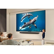 LG 65 collu LG QNED AI 4K viedtelevizors QNED84 2025, Tuvplāns ar LG TV ekrānu, parādot, kā darbojas AI Search. Tiek atvērts neliels tērzēšanas logs, kurā redzams, kā lietotājs jautāja, kādas sporta spēles ir pieejamas. AI Search sniedza atbildi, izmanto, 65QNED84A3C, thumbnail 13
