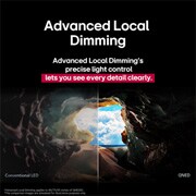 LG 86 collu LG QNED AI 4K viedtelevizors QNED82 2025, Perspektīva no alas iekšpuses ar skaut uz izeju, kur redzams horizonts un zilas debesis. Viss kadrs sadalīts uz pusēm, parādot QNED uzlaboto lokālo aptumšošanu. Vienā pusē krāsas un detaļas ir izbalēj, 86QNED82A3B, thumbnail 9