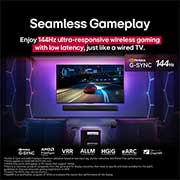 LG 65 collu LG OLED evo AI M5 4K viedtelevizors OLED65M5 ar 144 Hz bezvadu video un audio pārsūtīšanu, LG OLED M5 TV, kura ekrānā tiek spēlēta spēle, kas demonstrē vienmērīgu un nevainojamu spēli. Zero Connect Box var redzēt, taču tas labi saplūst kopā ar telpu. Ir redzami spēļu sertifikāti. Tekstā pie, OLED65M59LA, thumbnail 5