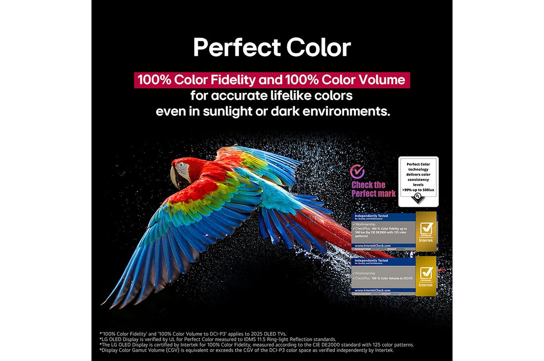 LG 97 collu LG SIGNATURE OLED M5 4K viedtelevizors OLED97M5 ar 144 Hz bezvadu video un audio pārsūtīšanu, Dzīvojamā istaba ar pie sienas piestiprinātu LG OLED TV. TV ir redzama kalnu grēda pret tumšām vakara debesīm, kas pilnas ar zvaigznēm. Šis kadrs ir sadalīts uz pusēm, parādot, kā izcili melnā krāsa (, OLED97M59LA, thumbnail 10