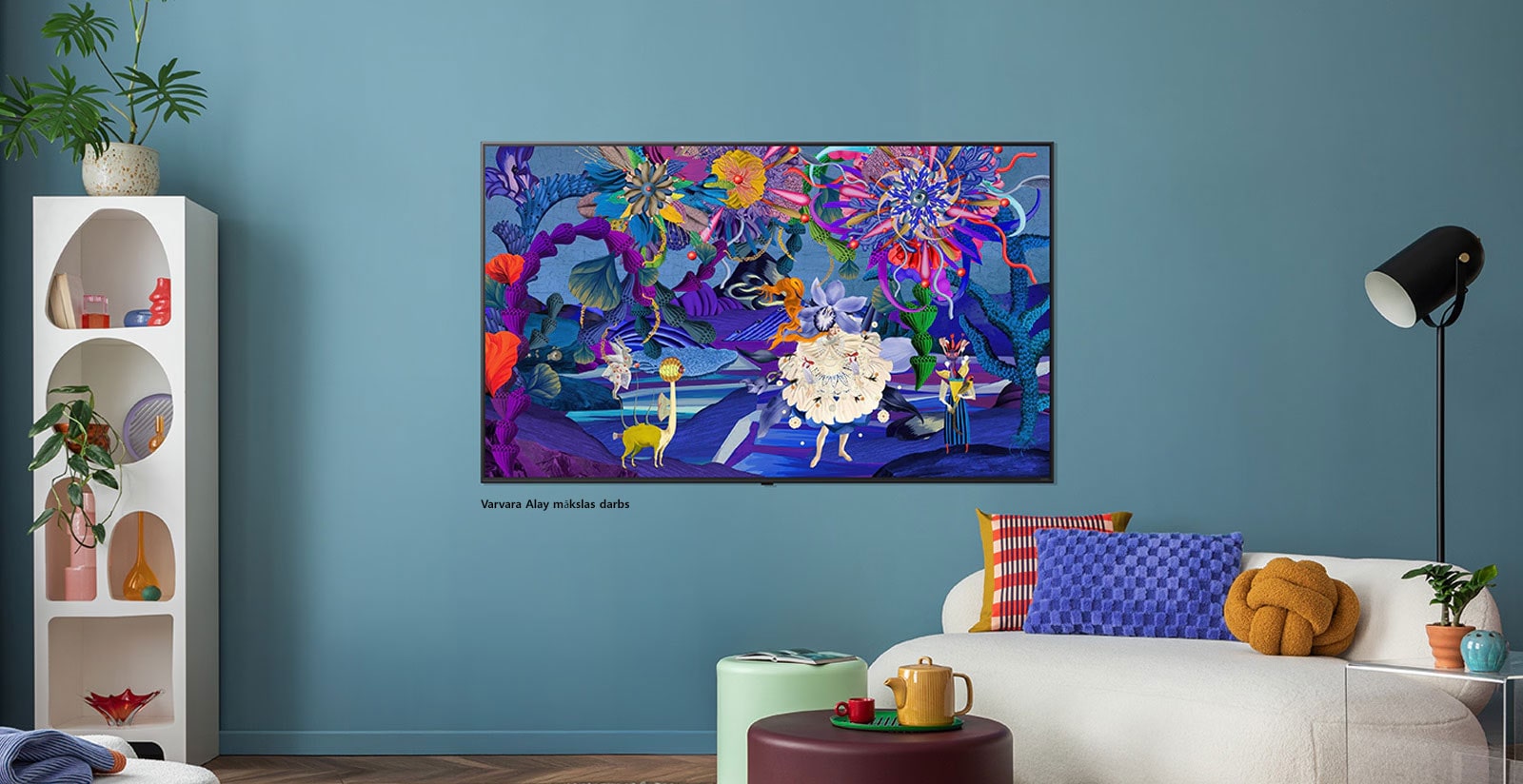 Modernas un krāsainas mājas interjers. Pie sienas ir piestiprināts LG TV. Tā ekrānā redzams krāsains, moderns mākslas darbs. Attēls TV piešķir personību telpas kopējam interjera dizainam.