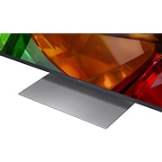 LG 86&nbsp;collu LG Mini RGB evo AI 4K viedtelevizors 2026, LG Mini RGB evo AI MRGB85 uzstādīts pie sienas plašā, mūsdienīgā dzīvojamā telpā, ekrānā attēlojot dzīvīgu abstraktu mākslas darbu ar virpuļojošiem, daudzkrāsainiem elementiem., 86MRGB87B3B, thumbnail 12