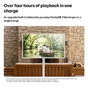 LG 32 collu LG StanbyME 2 Max LX6 pārvietojams ekrāns, LG StanbyME 2 Max LX6 pārvietojamais ekrāns ar iebūvētu akumulatoru atrodas starp koka mēbelēm akmens sienu ieskautā pagalmā, nodrošinot vairāk nekā četru stundu atskaņošanu ar vienu uzlādi, lai nodro, 32LX6BPGA, thumbnail 11