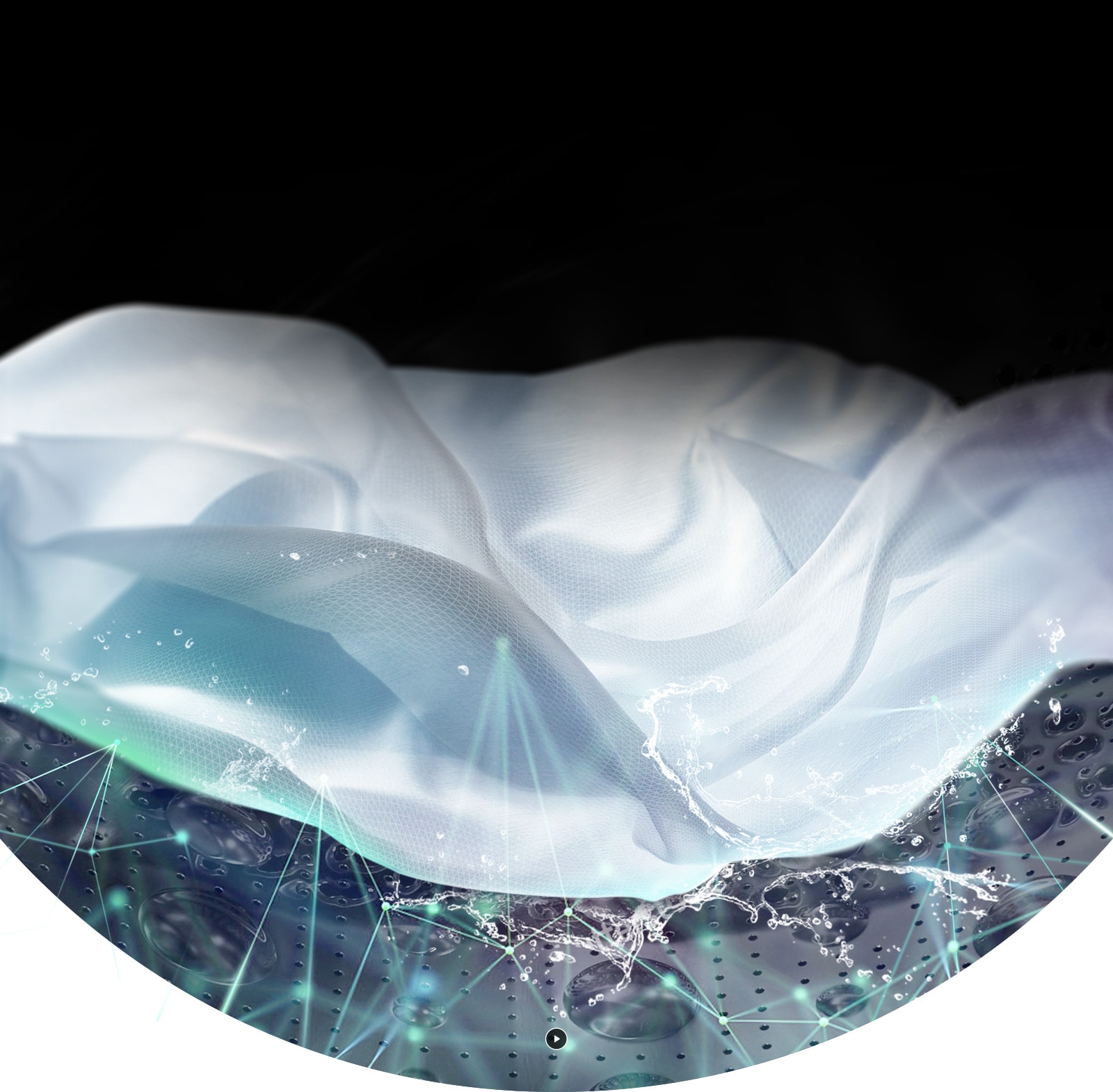 Balts apģērbs redzams tvertnē, veļai mazgājoties priekšējās ielādes veļas mazgājamajā mašīnā.