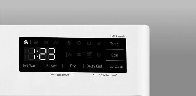 Tuvplānā redzams palielināts veļas mazgājamās mašīnas panelis, lai displejs būtu skaidri redzams.