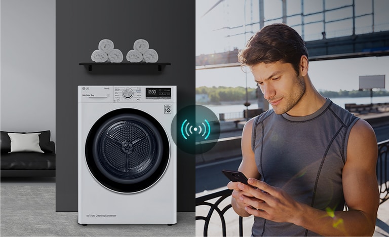 Vīrietis skatās viedtālrunī.