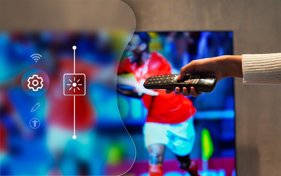 Persona, kas ar tālvadības pulti regulē televizora iestatījumus, lai optimizētu sporta skatīšanos.