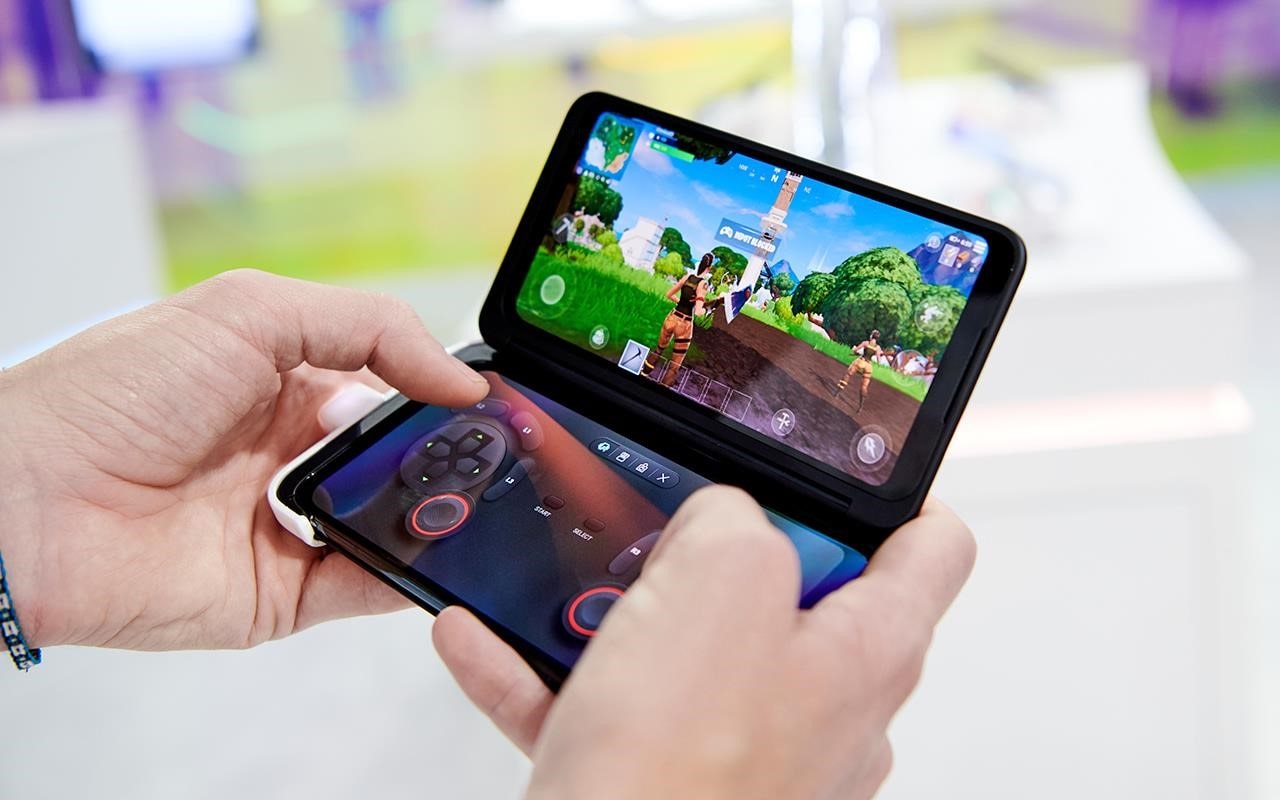 You can use the second screen of the LG G8X ThinQ as a controller while gaming - no more worrying about tiny screens with huge games | More at LG MAGAZINE