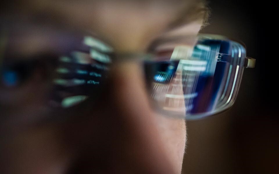 Zilās gaismas brilles palīdz novērst acu sasprindzinājumu