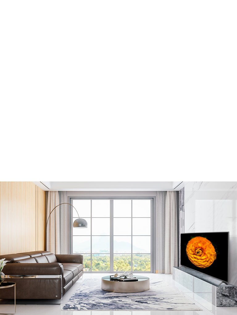 Téléviseur UHD LG placé sur le mur d'un salon présentant une décoration intérieure minimaliste. Écran de téléviseur montrant une image de fleur.