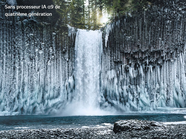 Comparaison avec curseur de la qualité d’image d’une chute d’eau gelée dans une forêt.