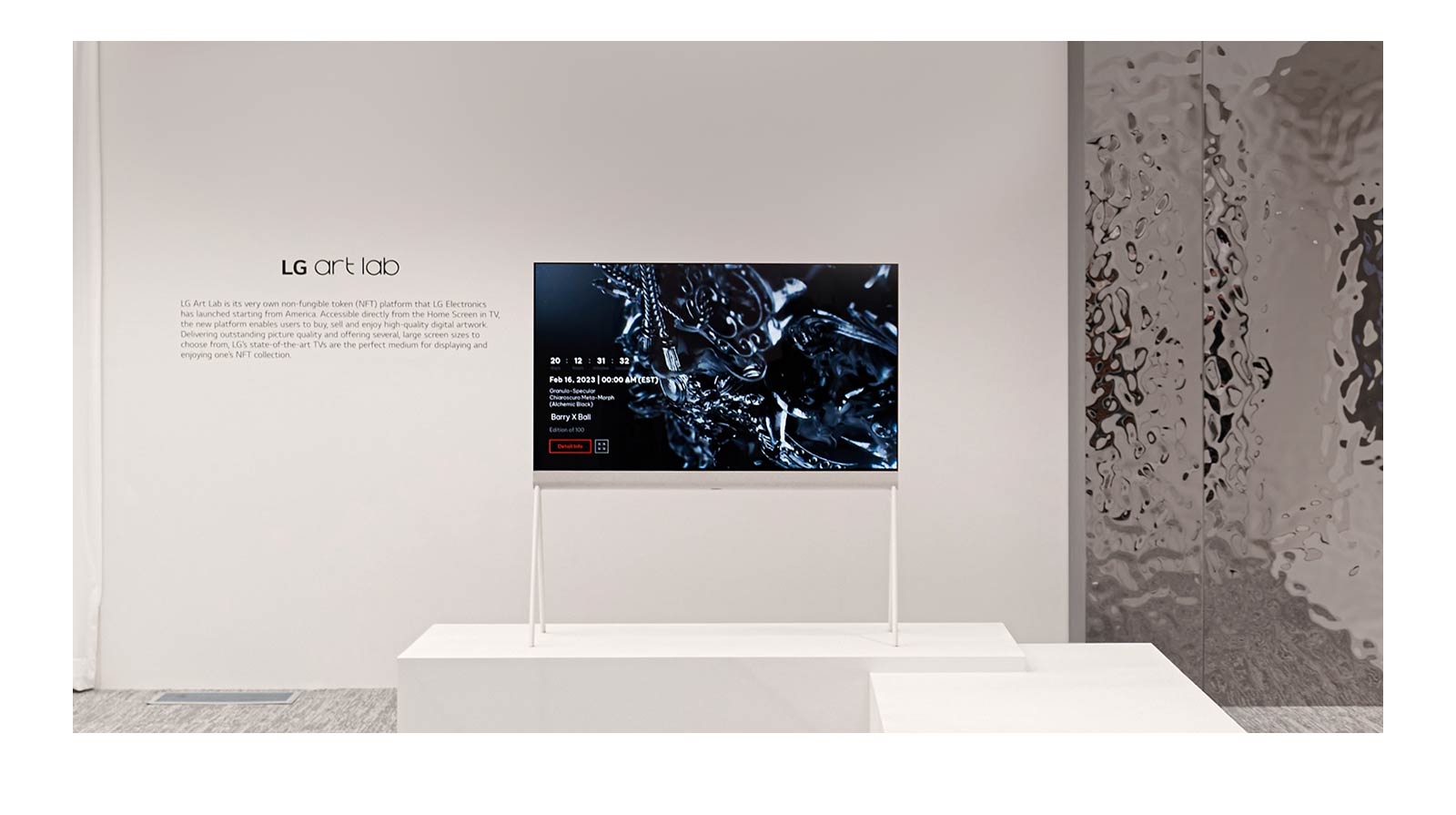 Une image de Chevalet dans une pièce blanche montre une œuvre d'art digitale d'une sculpture noire à l'écran. Une sculpture physique argentée située à droite du téléviseur reflète la pièce.