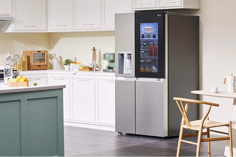 Hay un refrigerador en la cocina con la puerta encendida