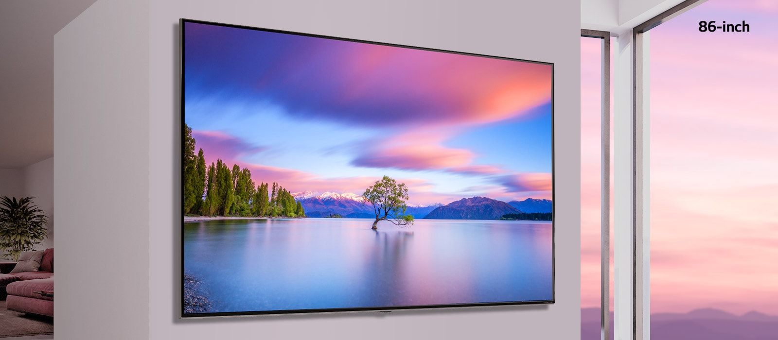 Una escena que muestra un televisor de pantalla plana montado en una pared blanca. A medida que la imagen se desplaza de lado a lado, la imagen cambia de un televisor de 55 pulgadas a uno de 86.