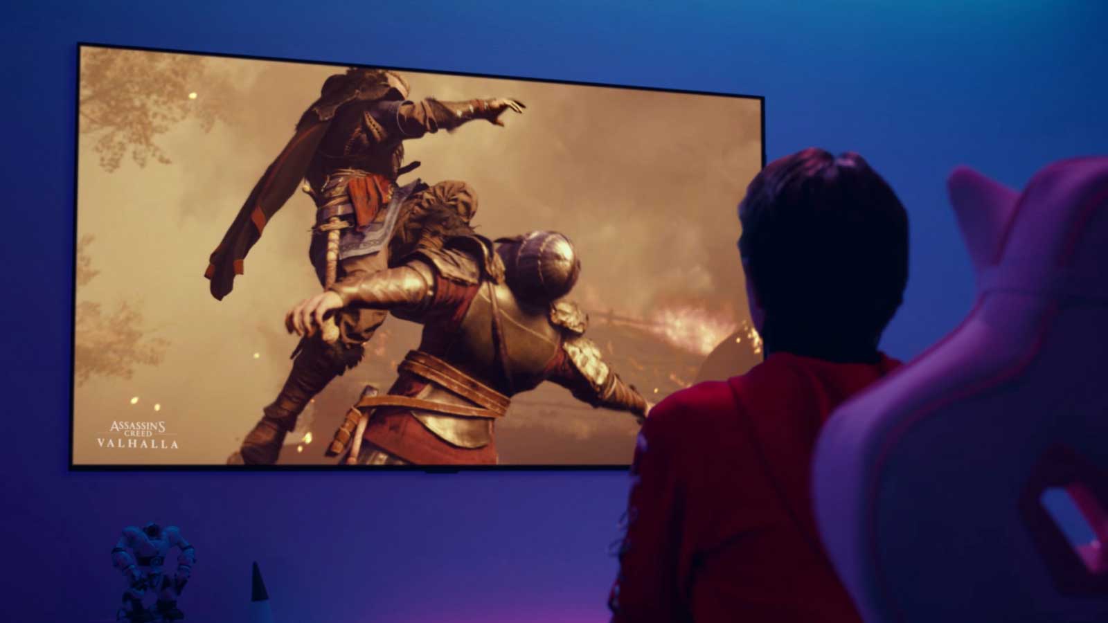 Un vídeo de lo más destacado del juego Assassin's Creed Valhalla se muestra en una pantalla de televisor