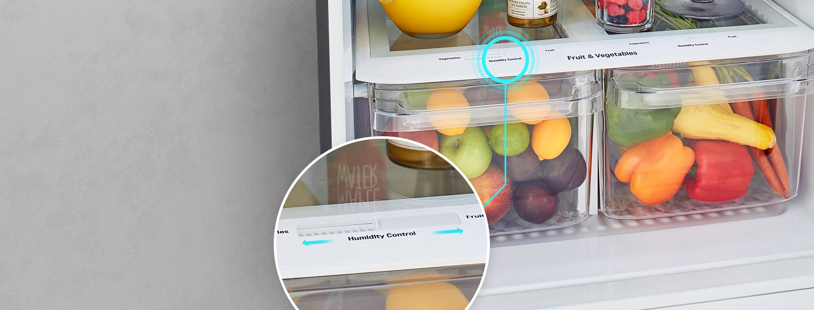 Los cajones inferiores del refrigerador se muestran llenos de productos. Un círculo ampliado muestra la palanca de control de humedad en la parte superior del cajón de cerca con flechas para indicar que se puede cambiar.