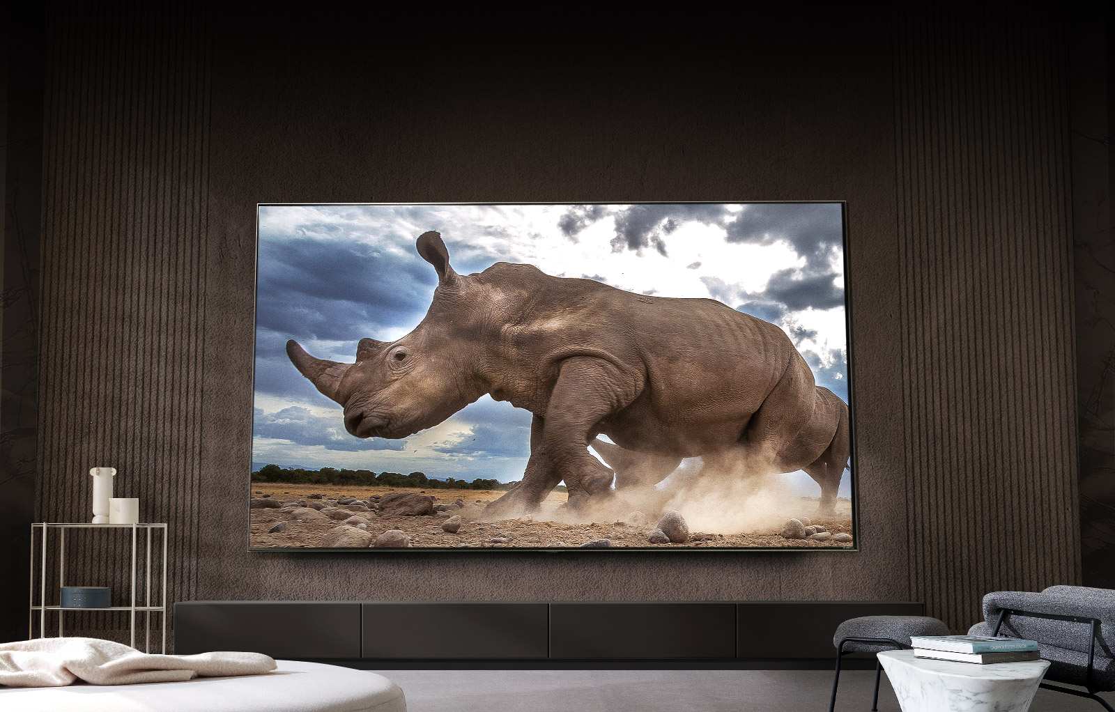 QNED's ultra-big screen is magnificently displayed at low angles.