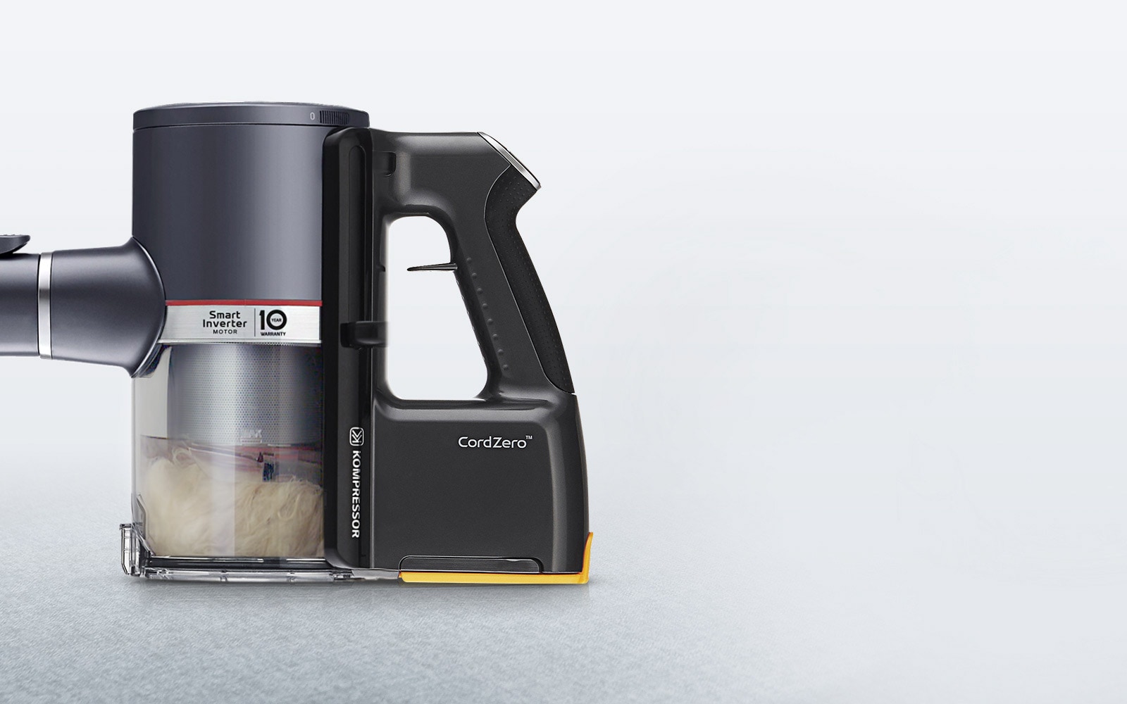The side of the bin of the handstick vacuum cleaner is shown filling up with dust, the LG Kompressor™ is pushed down and shows more space in the bin.