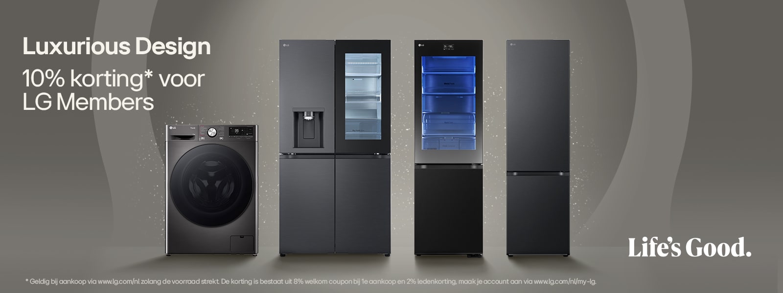 Een wasmachine, koel-vries combinatie en een amerikaanse koelkast staan op een ronde verhoging. Rondom de producten liggen blauwe ballen en erachter is een blauwe cirkel zichtbaar.