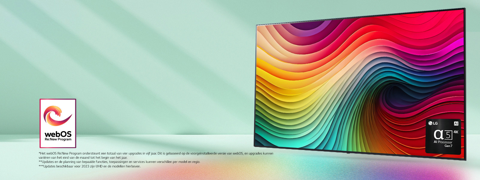 Een LG NanoCell TV tegen een muntgroene achtergrond met een kunstwerk met kleurrijke draaikolken op het scherm en een afbeelding van alpha 5 AI Processor Gen 7 in de hoek rechts onderin. Licht wordt uitgestraald, wat kleurrijke schaduwen eronder werpt. Het “webOS Re:New Program”-logo is te zien in de afbeelding. Een disclaimer geeft aan: “Het webOS Re:New Program ondersteunt een totaal van vier upgrades in vijf jaar. Dit is gebaseerd op de voorgeïnstalleerde versie van webOS, en upgrades kunnen variëren van het eind van de maand tot het begin van het jaar.” “Updates en de planning van bepaalde functies, toepassingen en services kunnen verschillen per model en regio.”  “Updates beschikbaar voor 2023 zijn UHD en de modellen hierboven.”
