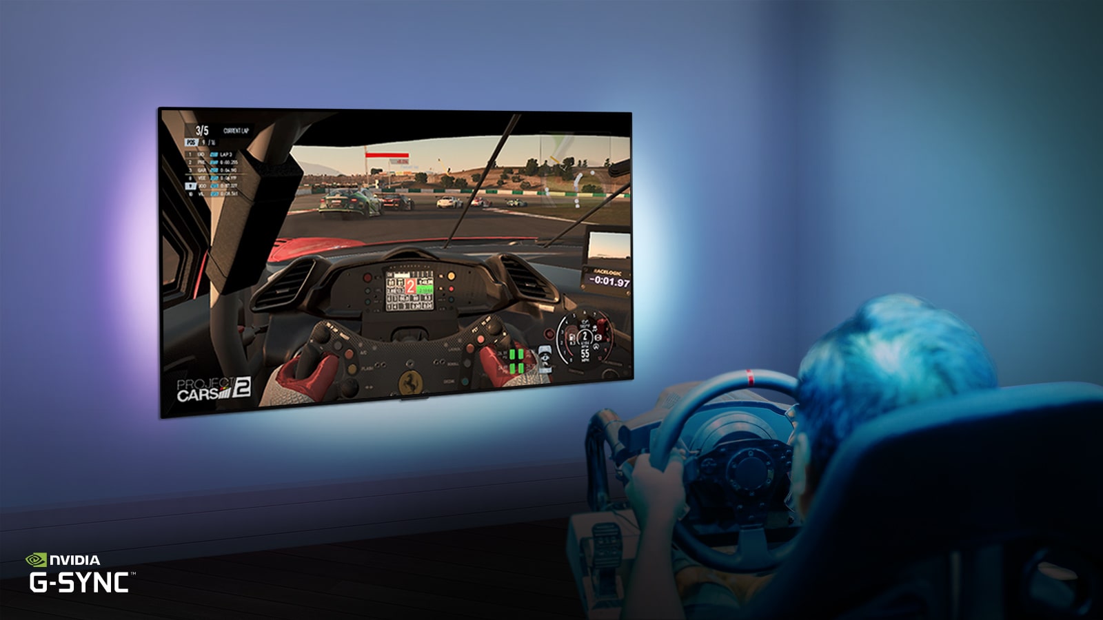 Man zit op een racer gaming stoel, houdt een racestuur tijdens het spelen van een racespel op een tv-scherm