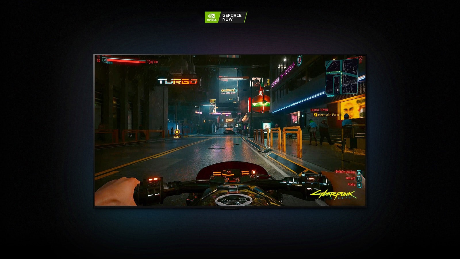 In een scène uit Cyberpunk 2077 die op een LG OLED-scherm getoond wordt, rijdt de speler op een motor door een met neon verlichte straat.