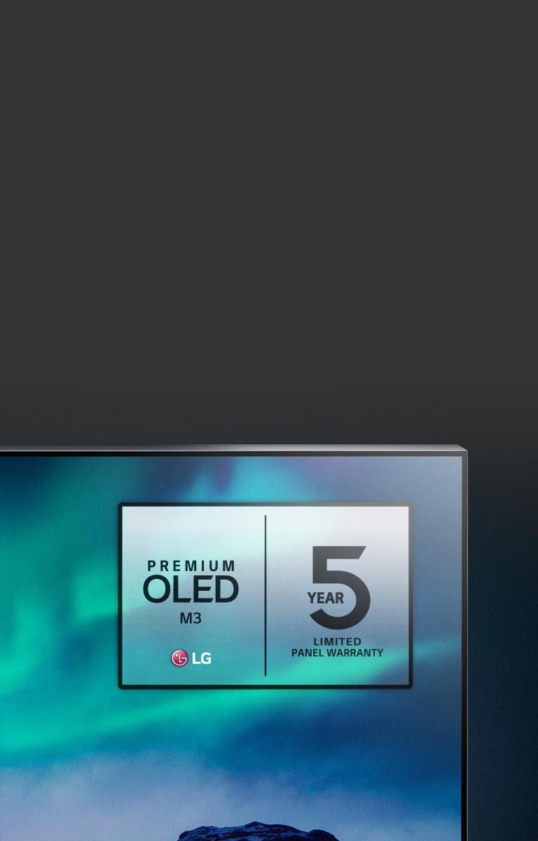 Een afbeelding van het noorderlicht wordt weergegeven op een LG OLED TV. De bovenste hoek van de tv wordt tegen een zwarte achtergrond getoond, waar een hemelachtige gradatie zich voortzet. Het 5 jaar paneelgarantie-logo wordt ook op het tv-scherm weergegeven.