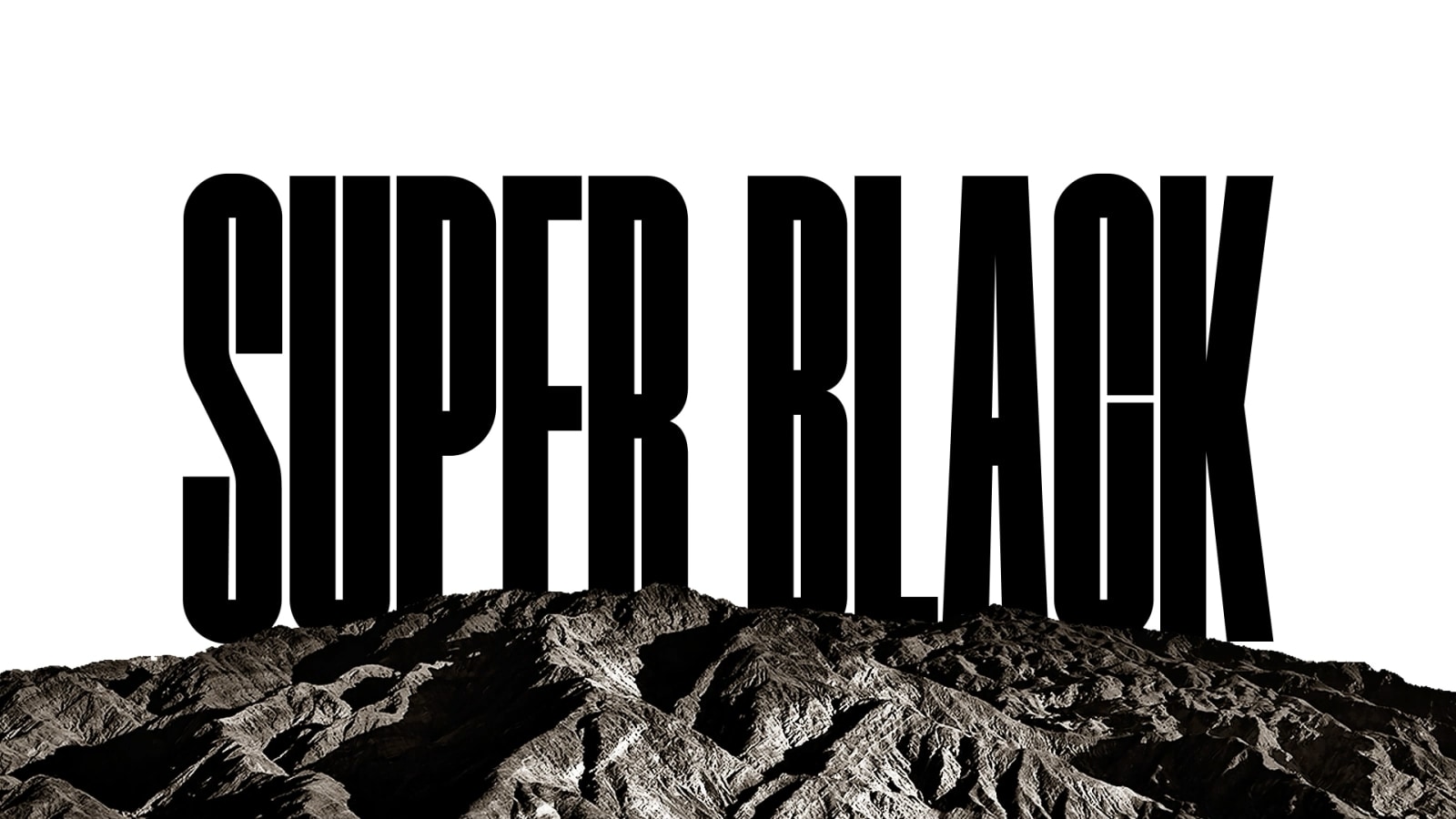De woorden "SUPER BLACK" (superzwart) verschijnen in vetgedrukte zwarte hoofdletters. Een zwarte bergomgeving met scherpe definitie bedekt vervolgens de letters, en laat ook een dorp en zandduinen zien. De zwarte kopie verdwijnt achter een zwarte lucht.