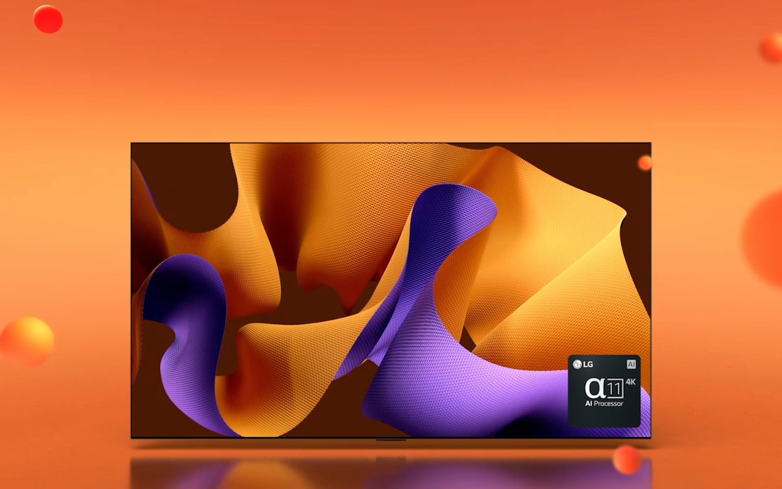 LG OLED G4 pod kotom 45 stopinj v desno z vijolično in oranžno abstraktno umetnino na zaslonu na oranžnem ozadju s 3D kroglami. OLED TV se nato obrne naprej. Spodaj desno je logotip procesorja LG alpha 11 AI.
