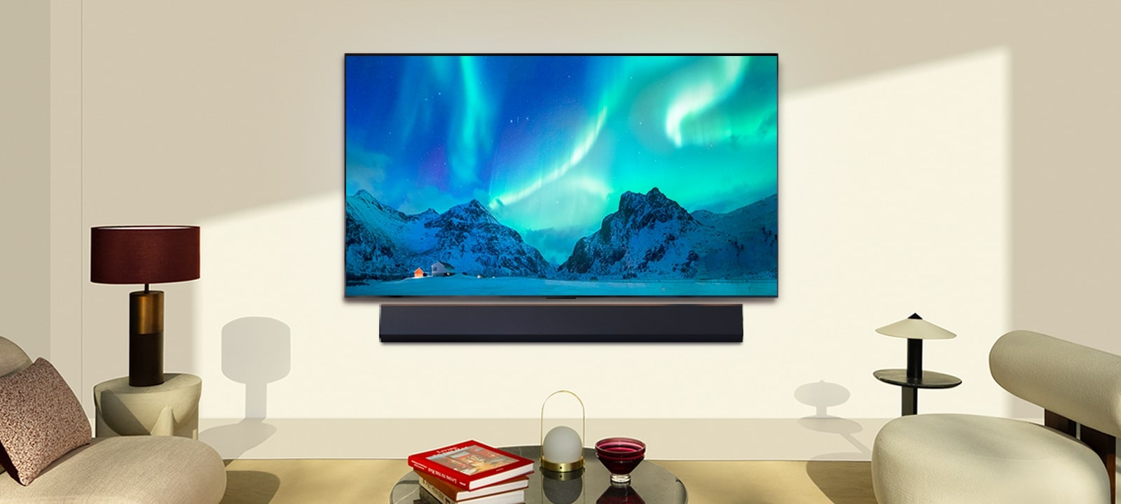 LG OLED TV en LG Soundbar in een moderne woonruimte overdag. Een schermafbeelding van aurora borealis wordt weergegeven met het ideale helderheidsniveau.