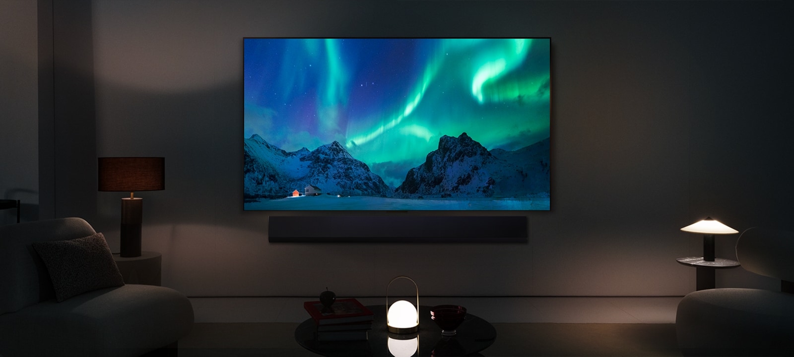 LG OLED TV en LG Soundbar in een moderne woonruimte bij nacht. Een schermafbeelding van aurora borealis wordt weergegeven met het ideale helderheidsniveau.