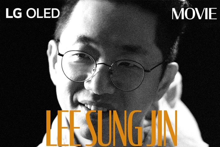Črno-bela fotografija iz intervjuja z Lee Sung Jin. Njegovo ime se prikaže s krepkimi oranžnimi črkami na dnu zaslona. V spodnjem levem kotu se pojavi beseda LG OLED, v zgornjem desnem kotu pa beseda film.
