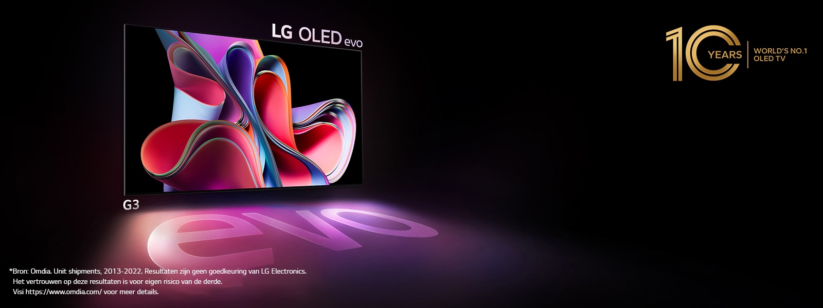 LG OLED G3 evo schijnt helder in een donkere ruimte. En rechtsboven staat een logo om de 10e verjaardag van OLED te vieren.