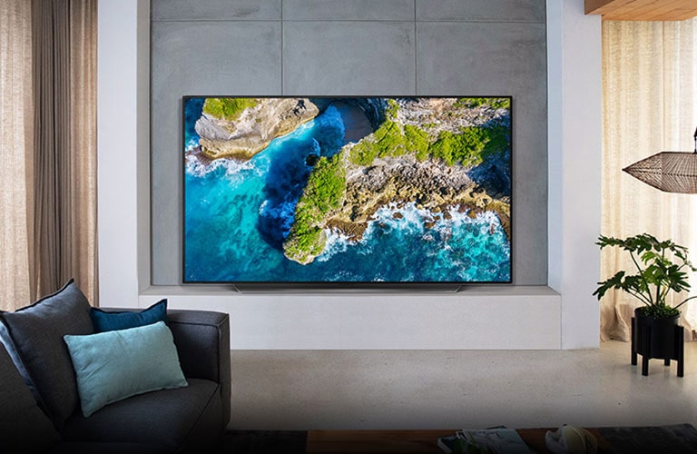 TV met een luchtfoto van de natuur in een luxueuze woonomgeving