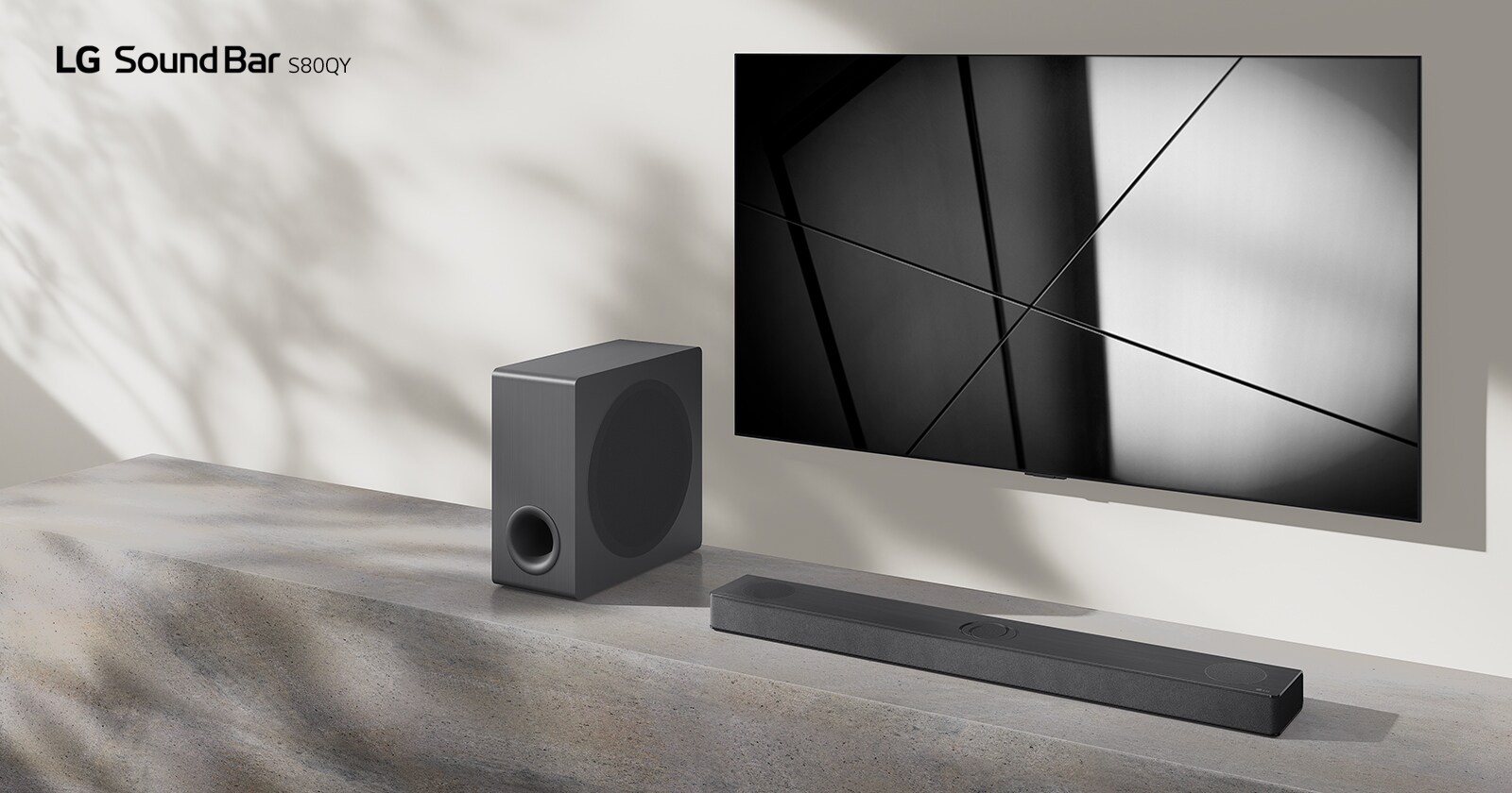 LG soundbar S80QY en LG TV zijn samen in de woonkamer geplaatst. De tv staat aan en vertoont een zwart-wit beeld.