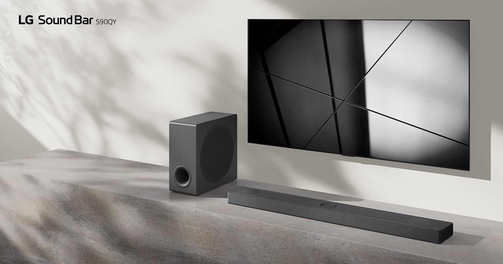 LG soundbar S90QY en LG TV zijn samen in de woonkamer geplaatst. De tv staat aan en vertoont een zwart-wit beeld.
