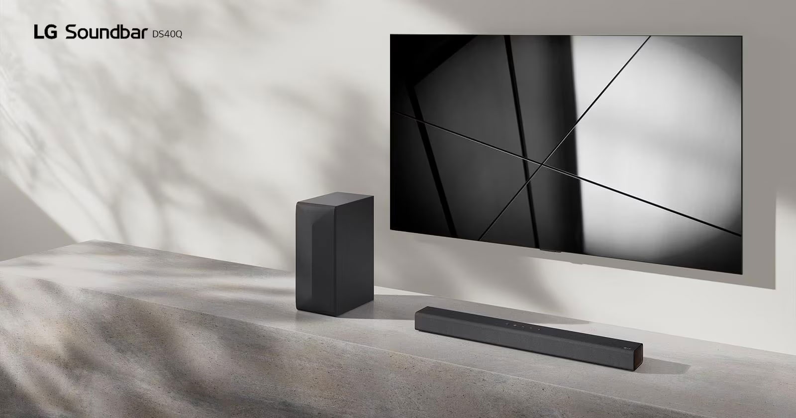 LG Soundbar S40Q en LG TV zijn samen in de woonkamer geplaatst. De tv staat aan en toont een geometrisch beeld.
