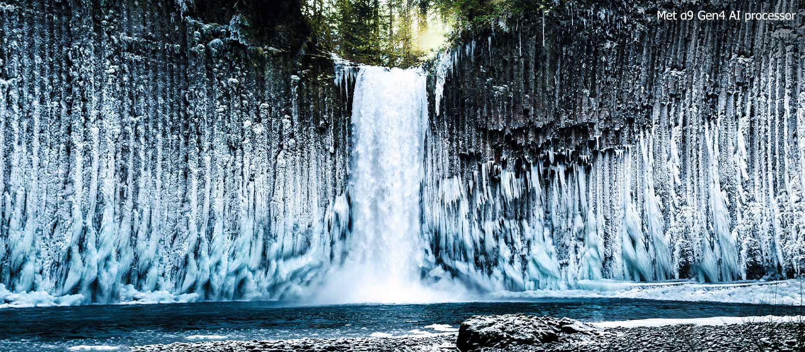 Schuifvergelijking van de beeldkwaliteit van een bevroren waterval in een bos.
